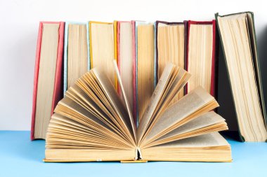 Açık kitap, Masa lambası üzerinde renkli ciltli kitap yığını. Okula dönüş. Metin için yer kopyalayın