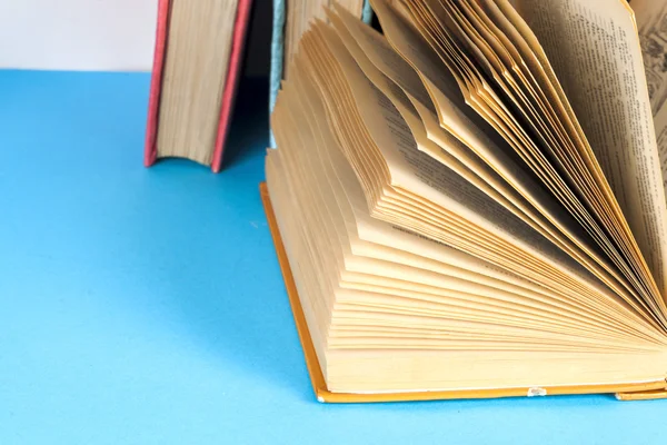 Otevřená kniha, zásobník barevné vázané knihy na prohlížecí stolek. Zpátky do školy. Kopírovat prostor pro text — Stock fotografie