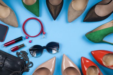 Kadın aksesuarları ve açık renkli üzerinde ayakkabı. Üstten Görünüm.