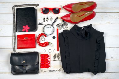 Kadın giyim ayarla ve aksesuarları üzerinde ahşap arka plan beyaz.