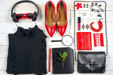 Kadın giyim ayarla ve aksesuarları üzerinde ahşap arka plan beyaz.