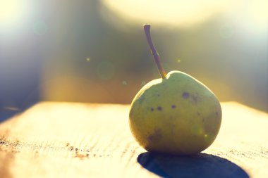Taze armut. Ahşap arka plan üzerinde. Metin için özgür yer. Üstten Görünüm.