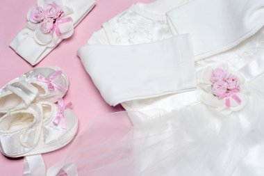 Pembe bir arka plan üzerinde kız bebek için giyim. Kopya alanı