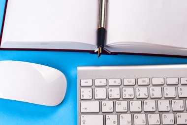 Ofis siyah resepsiyon masası beyaz bilgisayar, boş kartvizit, çiçek, kahve fincanı ve kalem.