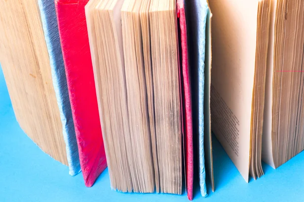 Vista dall'alto di libri rigidi colorati luminosi in un cerchio . — Foto Stock