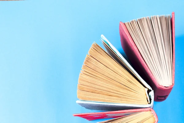 Top view of bright colorful hardback books in a circle. — Stock Photo, Image