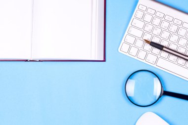 Ofis siyah resepsiyon masası beyaz bilgisayar, boş kartvizit, çiçek, kahve fincanı ve kalem.