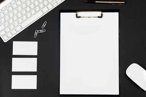 Irodai fekete asztal asztal fehér számítógép, üres névjegykártya, virág, kávéscsésze és toll. — Stock Fotó