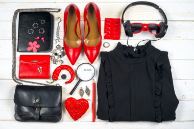 Kadın giyim ayarla ve aksesuarları üzerinde ahşap arka plan beyaz.