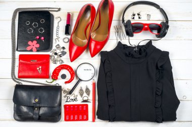 Kadın giyim ayarla ve aksesuarları üzerinde ahşap arka plan beyaz.