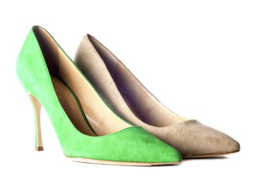 yüksek topuklar üzerinde parlak, çok renkli kadın ayakkabı