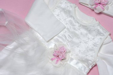 Pembe bir arka plan üzerinde kız bebek için giyim. Kopya alanı