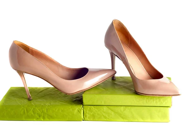 Světlé, pestrobarevné ženské boty na vysokých podpatcích — Stock fotografie