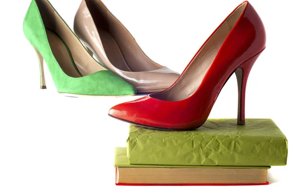 Světlé, pestrobarevné ženské boty na vysokých podpatcích — Stock fotografie