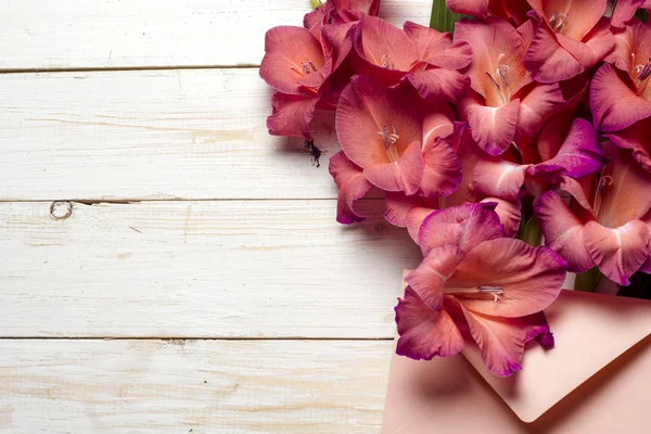 Flores coloridas en sobre, concepto de entrega de flores. felicitar . —  Fotos de Stock