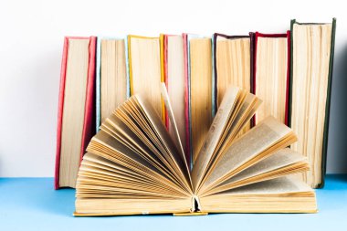 Açık kitap, Masa lambası üzerinde renkli ciltli kitap yığını. Okula dönüş. Metin için yer kopyalayın