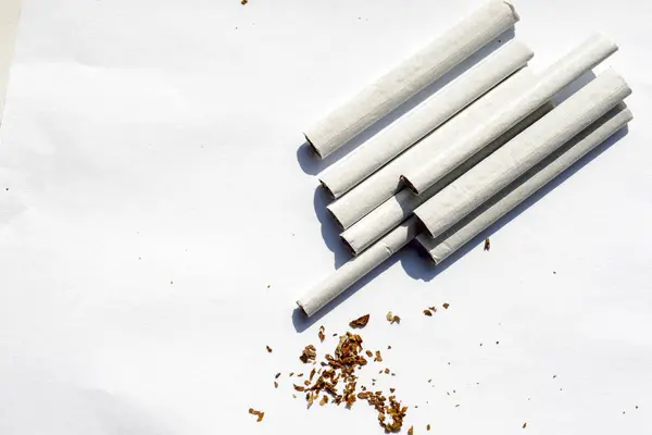 Rabo de cigarro isolado em branco — Fotografia de Stock