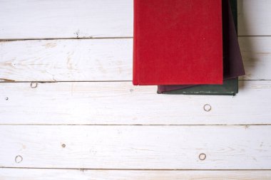 Açık kitap, Masa lambası üzerinde renkli ciltli kitap yığını. Okula dönüş. Metin için yer kopyalayın