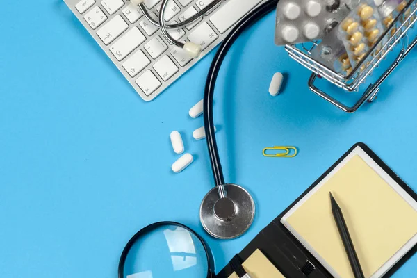 Medical report with pills and a stethoscope. — Stock Photo, Image