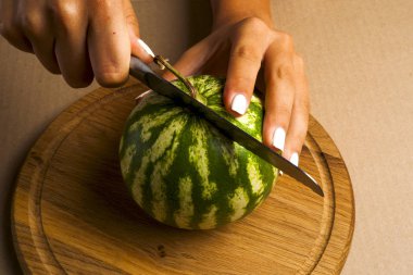 karpuz ve erkek el kesme tahtası üzerinde