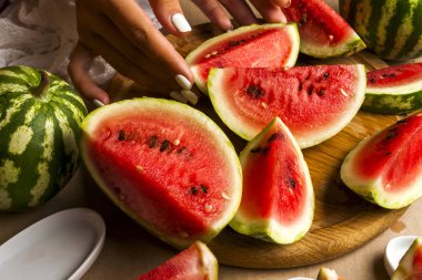 Karpuz dilimleri. Çocuk yemek meyve salatası eller. Üstten Görünüm