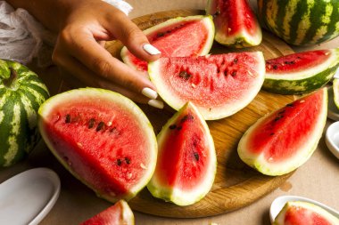 Karpuz dilimleri. Çocuk yemek meyve salatası eller. Üstten Görünüm