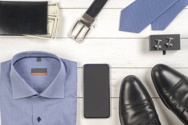 erkek giyim ve ayakkabı ahşap arka plan üzerinde set.