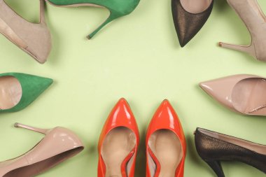 farklı ayakkabı ışık arka plan üzerinde. Metin için yer kopyalayın.