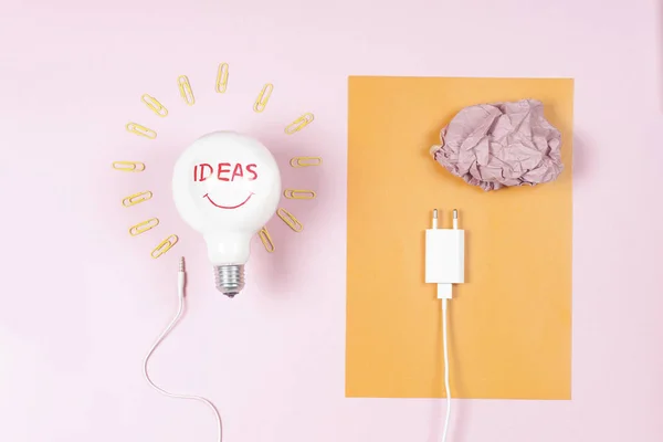 Grande ideia conceito com papel colorido amassado e lâmpada — Fotografia de Stock