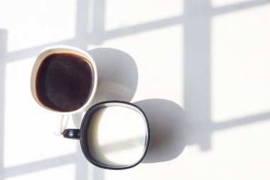 süt, doğal arka planda, üstten görünüm kahve, siyah ve beyaz fincan