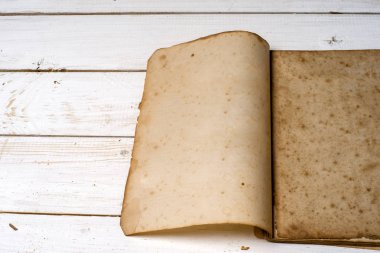 Gölge ile eski kitap sayfaları.