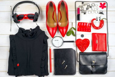 Kadın giyim ayarla ve aksesuarları üzerinde ahşap arka plan beyaz.