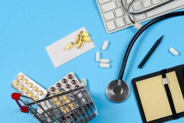 Hapları ve bir stetoskop tıbbi rapor.