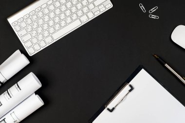 Ofis siyah masa, beyaz bilgisayar, malzemeler..