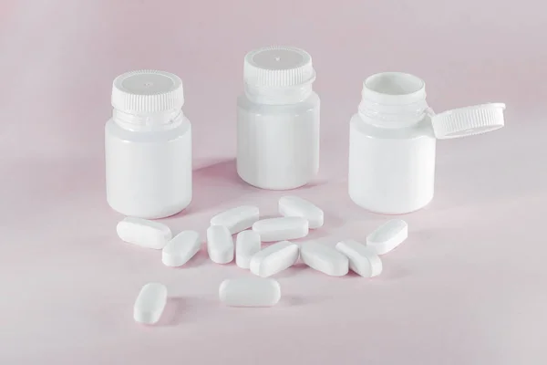 Muchas pastillas y tabletas aisladas sobre fondo azul claro — Foto de Stock