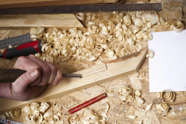 Carpenter çalışıyor. Marangoz araçları talaş ahşap tablo. Stok Resim