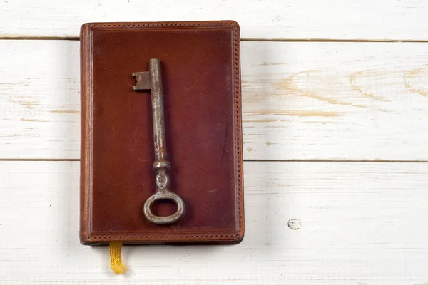 Kitap, antika ahşap arka plan üzerinde eski anahtarları — Stok fotoğraf