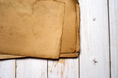 Gölge ile eski kitap sayfaları.