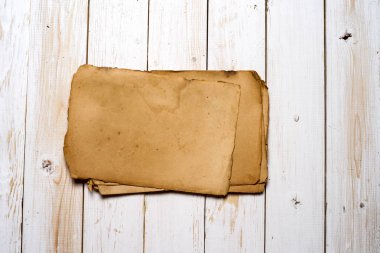 Gölge ile eski kitap sayfaları.