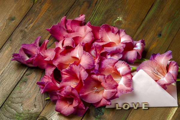 Színes virágok borítékban, virág szállítás fogalma. gratulálni. — Stock Fotó