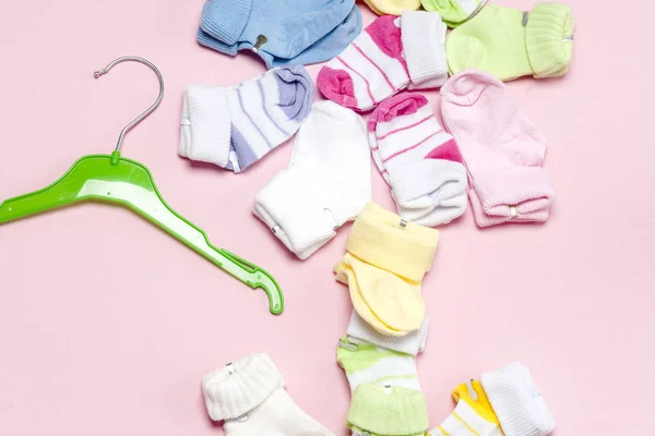 Calze bambino in cotone per neonato su sfondo rosa colorato. Vista dall'alto — Foto Stock