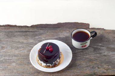 Rustik ahşap zemin üzerine lezzetli çikolatalı kek