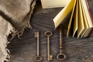 antika kitap ve eski anahtarlar üzerinde rustik ahşap arka plan.