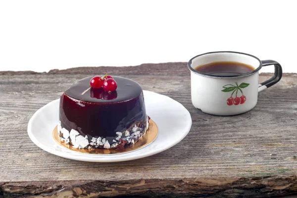 Köstliche Schokoladenkuchen auf rustikalem Holzgrund — Stockfoto