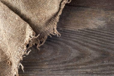 Tahta arka planda çuval bezi.