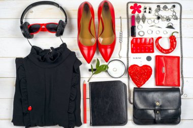 Kadın giyim ayarla ve aksesuarları üzerinde ahşap arka plan beyaz.