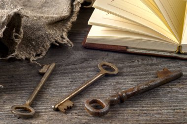 antika kitap ve eski anahtarlar üzerinde rustik ahşap arka plan.