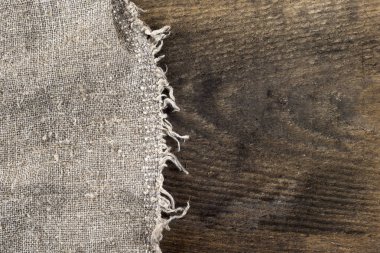 Tahta arka planda çuval bezi.