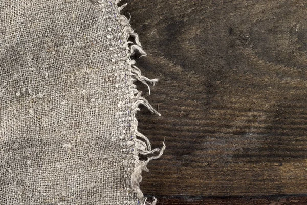 Tahta arka planda çuval bezi.