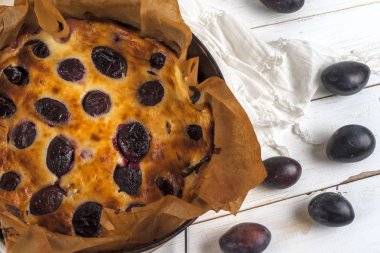 kahverengi bir tabloda erikli kek